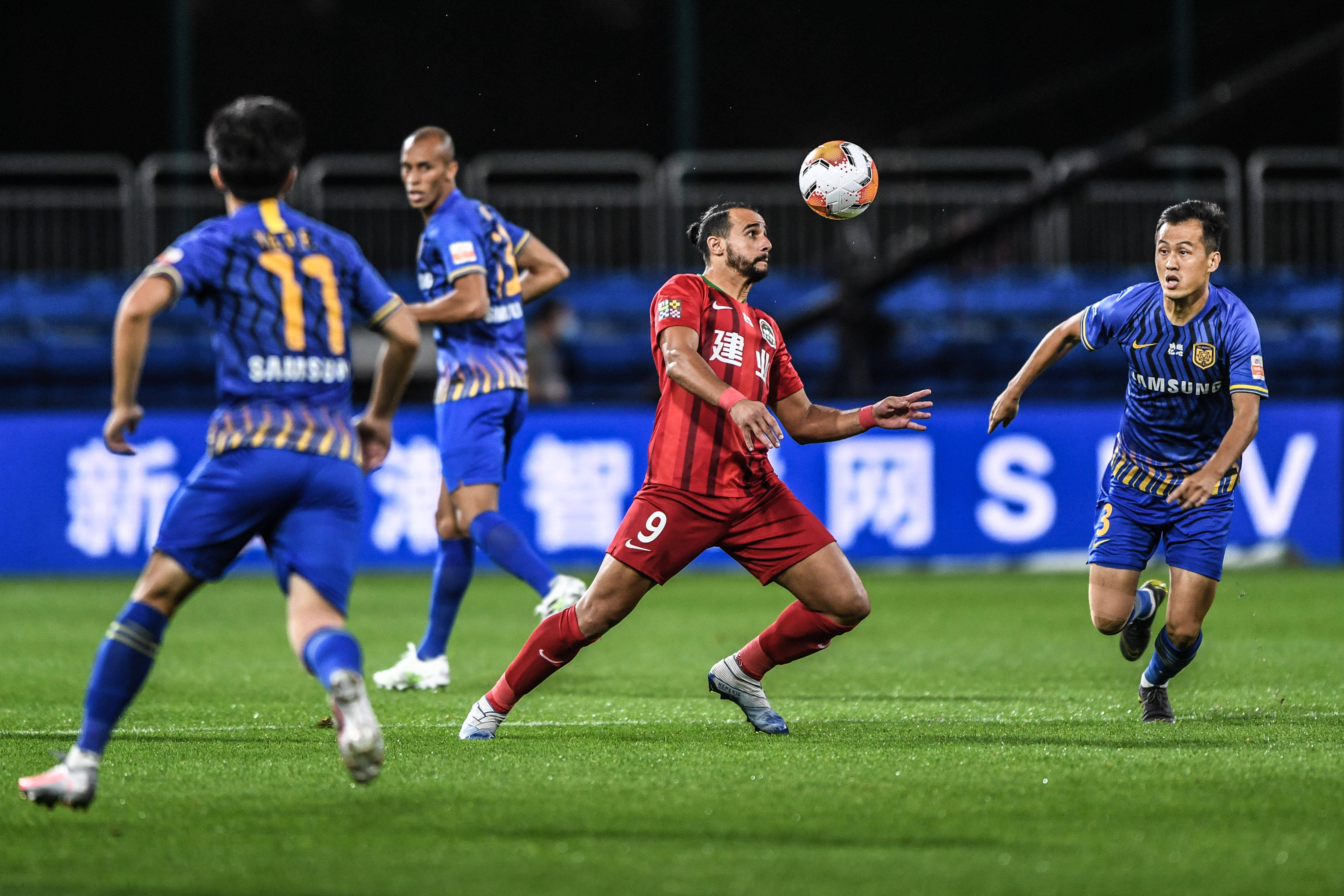 使红黑军与 使红黑军与